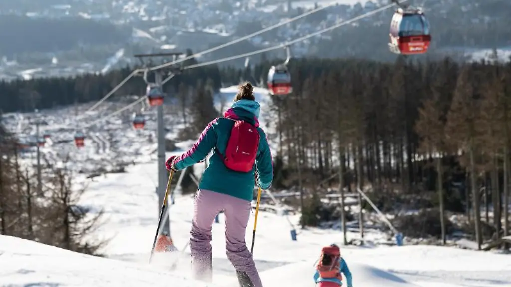 Zwei-Frauen-fahren-Ski-auf-der-Abfahrt-Hexenritt-auf-dem-Wurmberg-bei-Braunlage