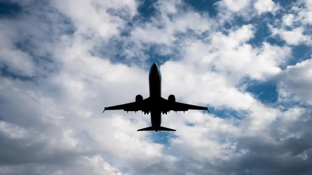 Ein-Flugzeug-setzt-zum-Landeanflug-an