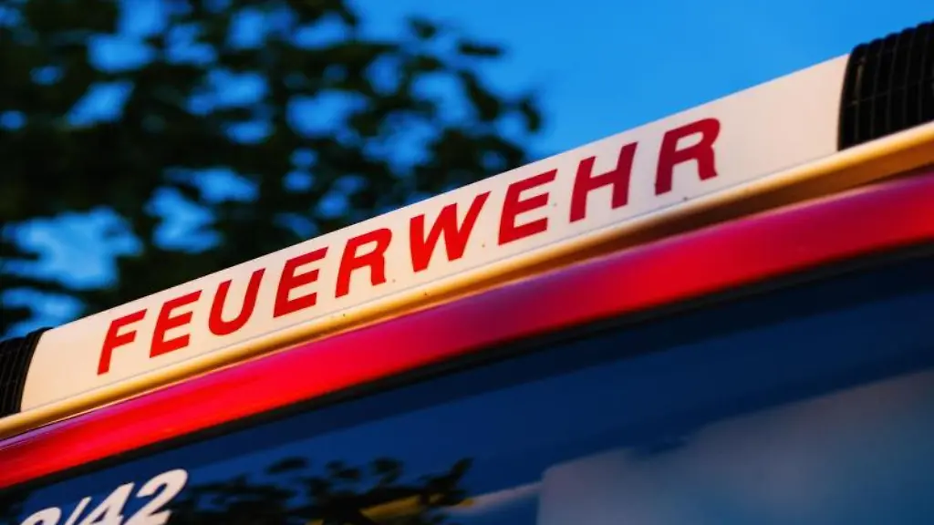 Das-Blaulicht-leuchtet-auf-dem-Dach-eines-Einsatzfahrzeugs-der-Feuerwehr