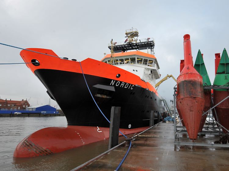 Die Hamburger verlassen den Bremer Hafen: Die "Nordic", ein Seenotschlepper, liegt am Helgolandkai in Cuxhaven und dient hier als sinnfälliges Symbol für das HCI-Manöver "Leinen los".