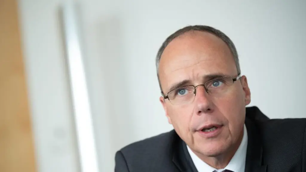 Peter-Beuth-CDU-Innenminister-von-Hessen-spricht-waehrend-eines-Interviews