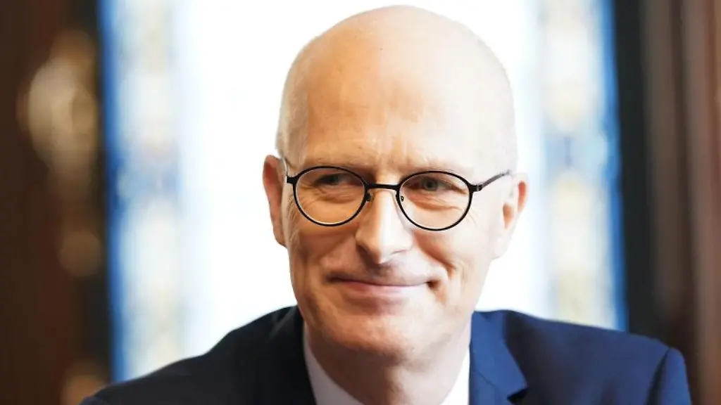 Peter-Tschentscher-SPD-Erster-Buergermeister-Hamburgs-laechelt