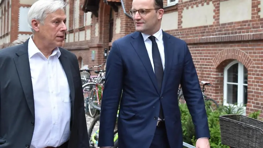 Der-Wissenschaftler-Edmund-Neugebauer-l-und-der-ehemalige-Bundesgesundheitsminister-Jens-Spahn-CDU
