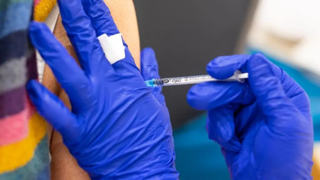 Die-Mitarbeiterin-eines-Impfzentrums-impft-eine-Frau-gegen-Corona