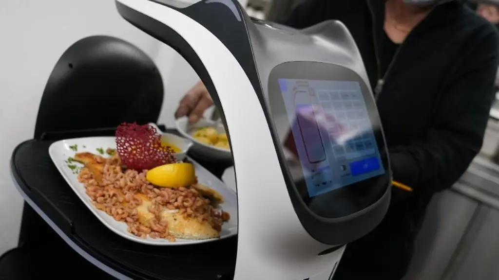 Ein-Servierroboter-wird-in-der-Kueche-eines-Restaurants-beladen