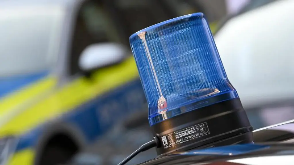 Ein-Blaulicht-ist-auf-dem-Dach-eines-Einsatzfahrzeuges-der-Polizei-zu-sehen