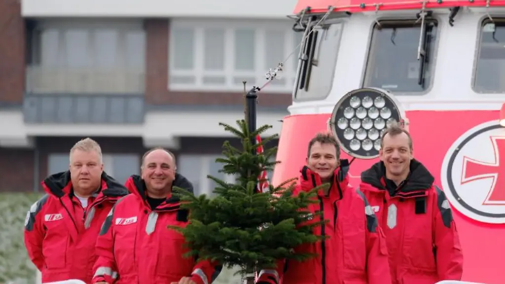 Die-Crew-des-Seenotrettungskreuzers-Hans-Hackmack-steht-auf-ihrem-Schiff-in-Cuxhaven