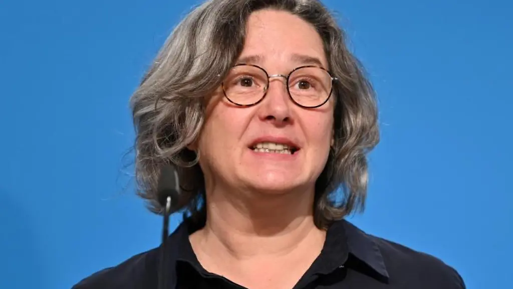 Thueringens-Gesundheitsministerin-Heike-Werner-Linke-spricht-bei-einer-Pressekonferenz