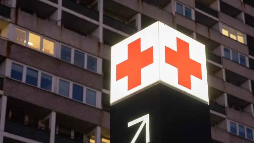 Ein-Pfeil-weist-den-Weg-zur-Notaufnahme-eines-Krankenhauses