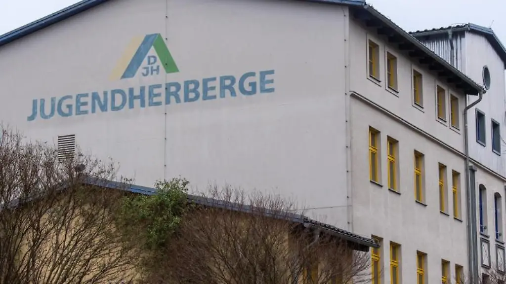 Der-Schriftzug-Jugendherberge-haengt-an-der-Hauswand-der-Jugendherberge-in-Greifswald