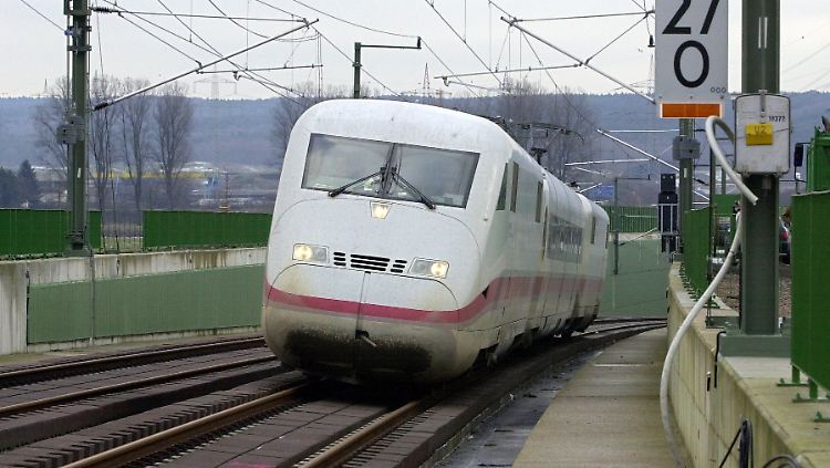 Charakteristische Nase: Ein Schnellzug vom Typ ICE-1.