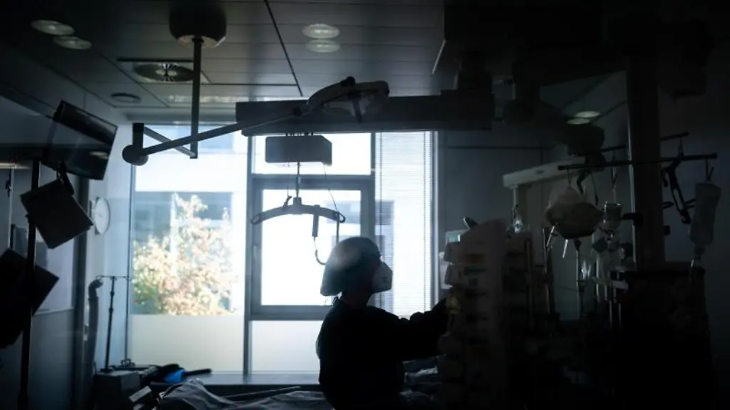 Eine-Pflegekraft-steht-in-einem-Krankenzimmer-einer-Intensivstation