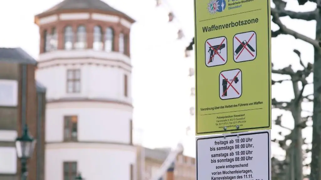 Ein-Schild-weist-auf-eine-Waffenverbotszone-hin