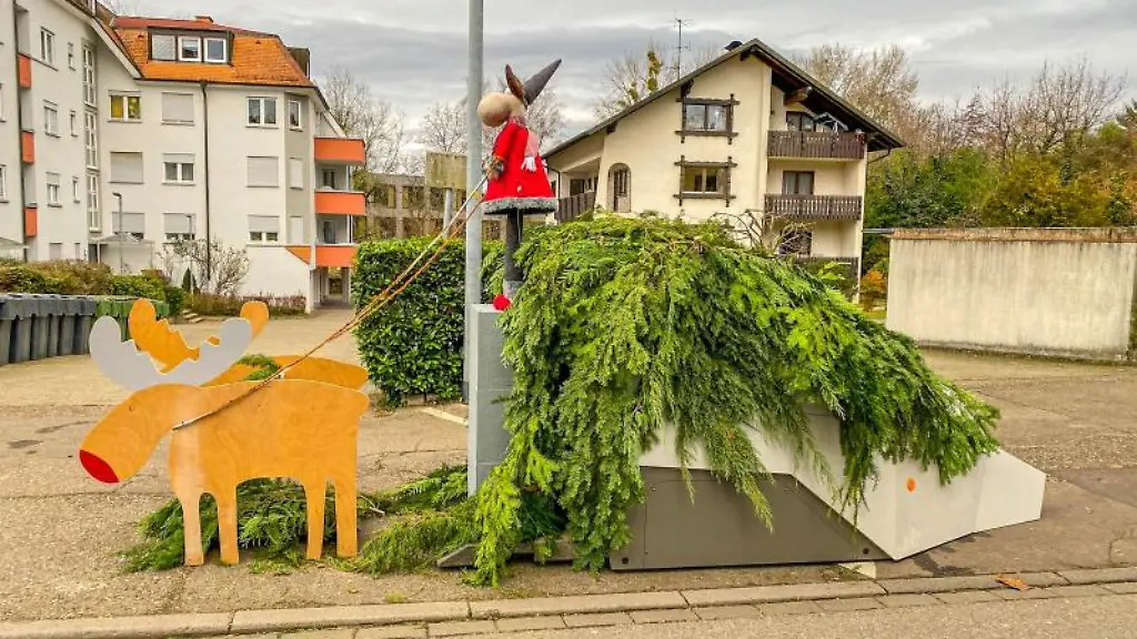 Die-Stadt-Lahr-hat-einem-mobilen-Blitzeranhaenger-eine-Weihnachtsdekoration-verpasst