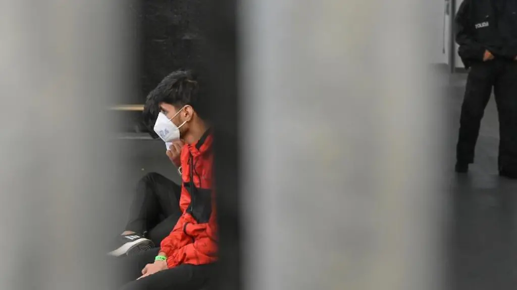 Migranten-sitzen-in-der-zentralen-Bearbeitungstelle-der-Bundespolizei-und-des-Bundesamtes-fuer-Migration-und-Fluechtlinge-BAMF