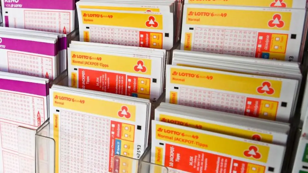 Lotto-und-Totoscheine-in-einem-Zeitschriftenladen