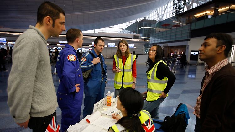 Auch die britische Botschaft hat Mitarbeiter zur Betreuung zum Flughafen Tokio geschickt.