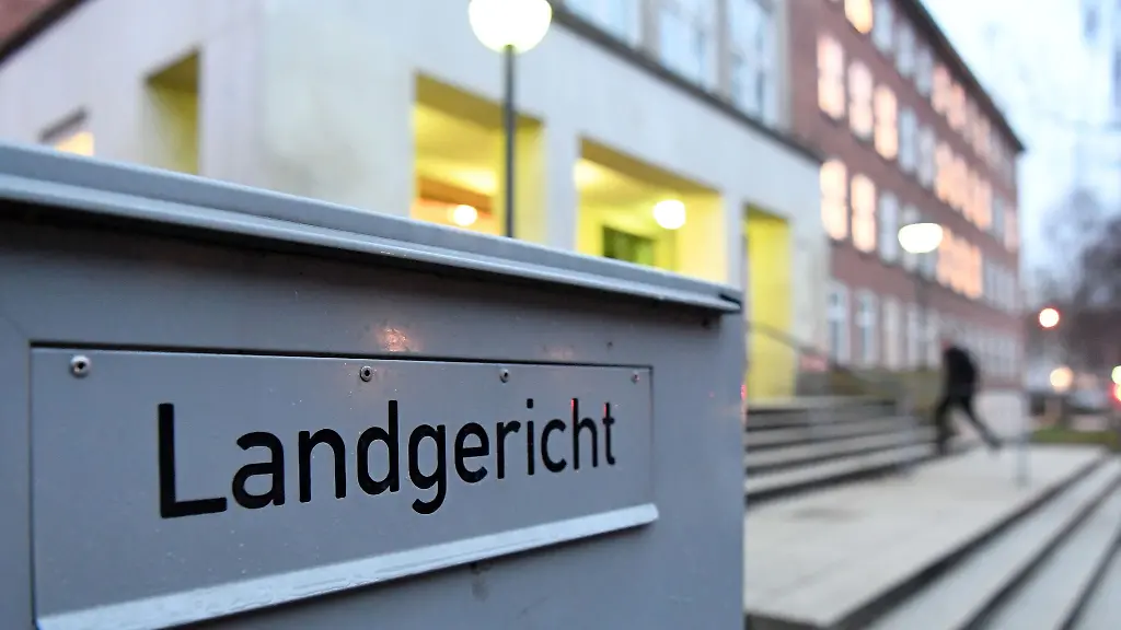 Blick-auf-einen-Briefkasten-am-Gebaeude-des-Landgerichtes-in-Kiel