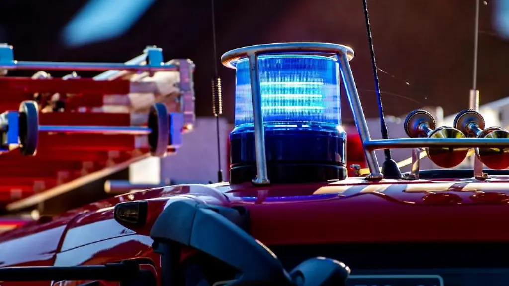 Auf-dem-Dach-eines-Einsatzfahrzeugs-der-Feuerwehr-leuchtet-ein-Blaulicht