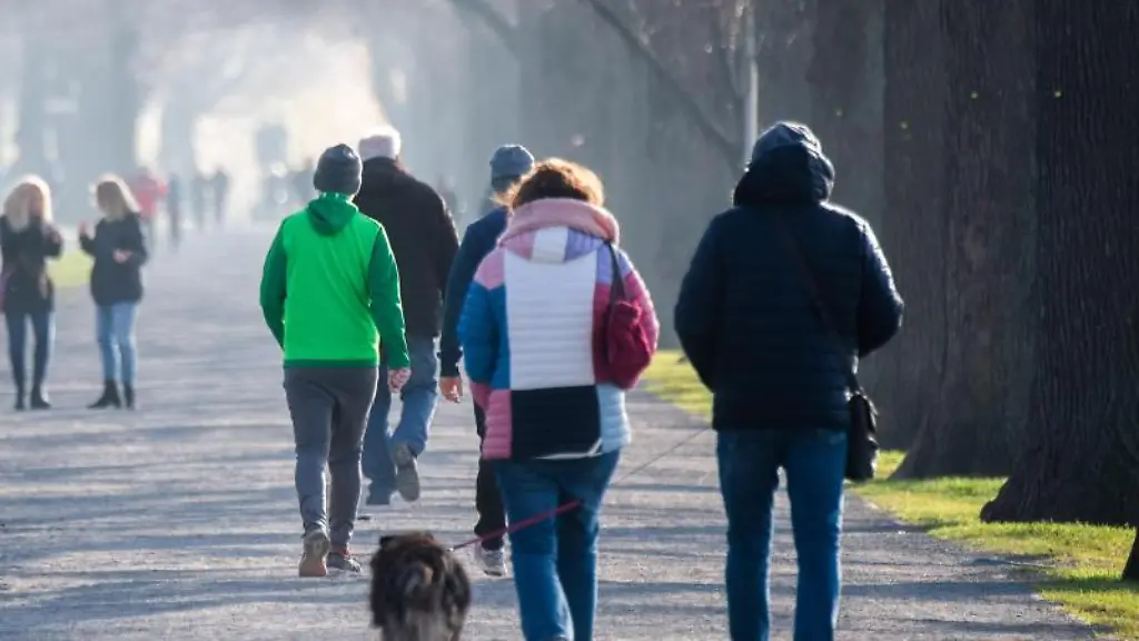 Menschen-spazieren-am-Maschsee