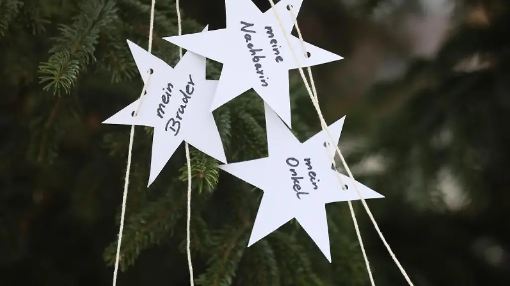 Sterne-aus-Pappe-haengen-an-einen-Weihnachtsbaum-auf-dem-Marktplatz