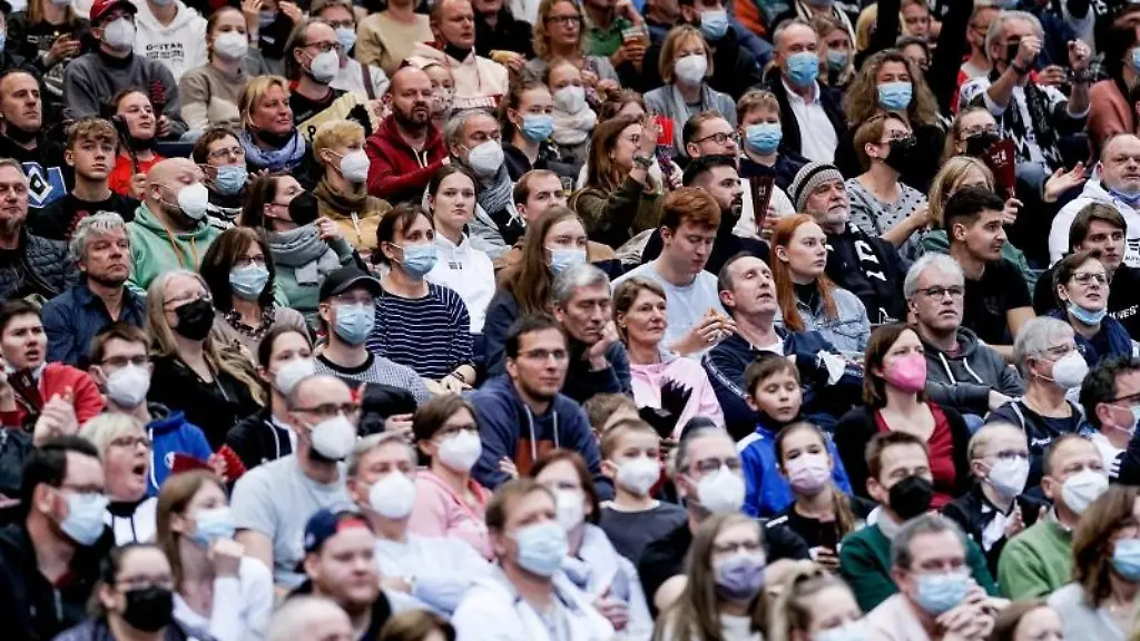Zuschauer-verfolgen-ein-Handballpiel