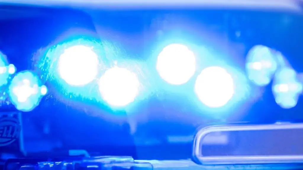 Ein-Blaulicht-leuchtet-auf-dem-Dach-einer-Polizeistreife