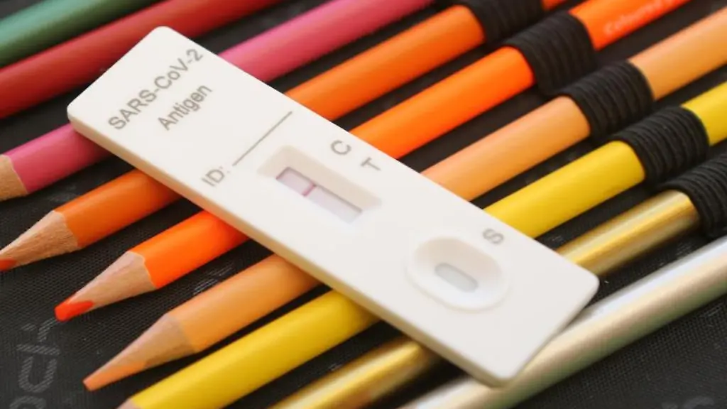 Ein-Kit-fuer-einen-Corona-Schnelltest-liegt-auf-dem-Federmaeppchen-eines-Schuelers