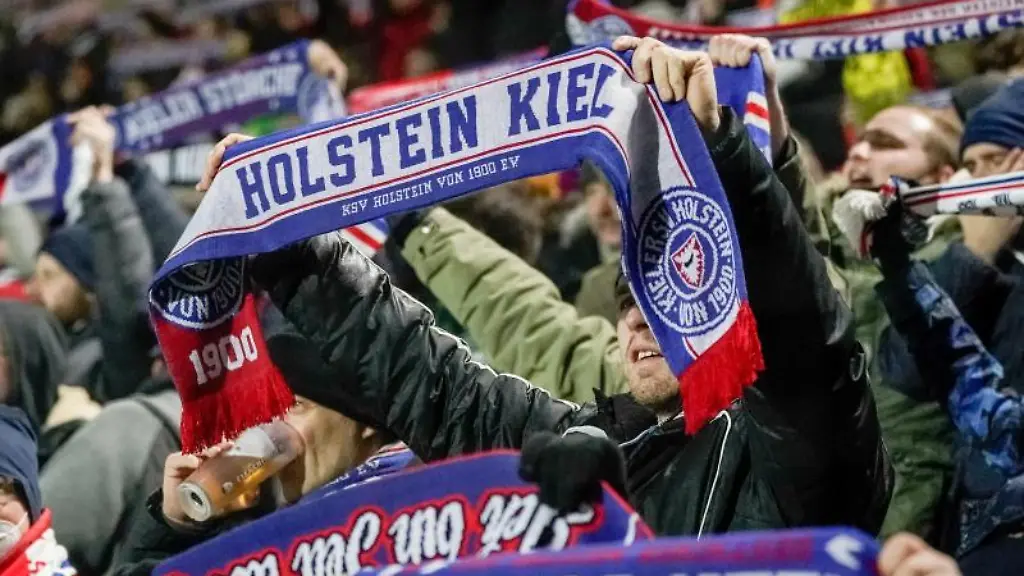 Kieler-Fans-feiern-auf-der-Tribuene