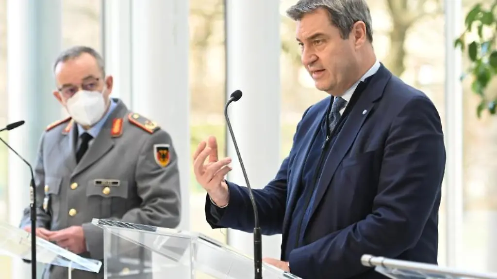 Markus-Soeder-CSU-r-bayerischer-Ministerpraesident-und-Generalmajor-Carsten-Breuer-Leiter-des-Corona-Krisenstabs