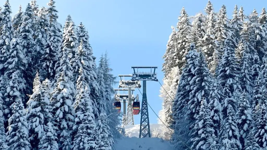 Eine-Gondelbahn-ist-in-Betrieb