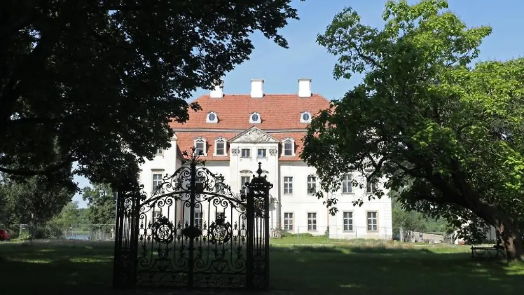 Ein-altes-Tor-steht-im-Park-vor-dem-Schloss-in-Ivenack