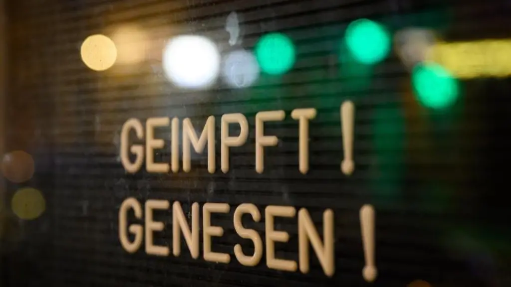 Ein-Schild-an-einer-Bar-weist-auf-die-2G-Regel-hin