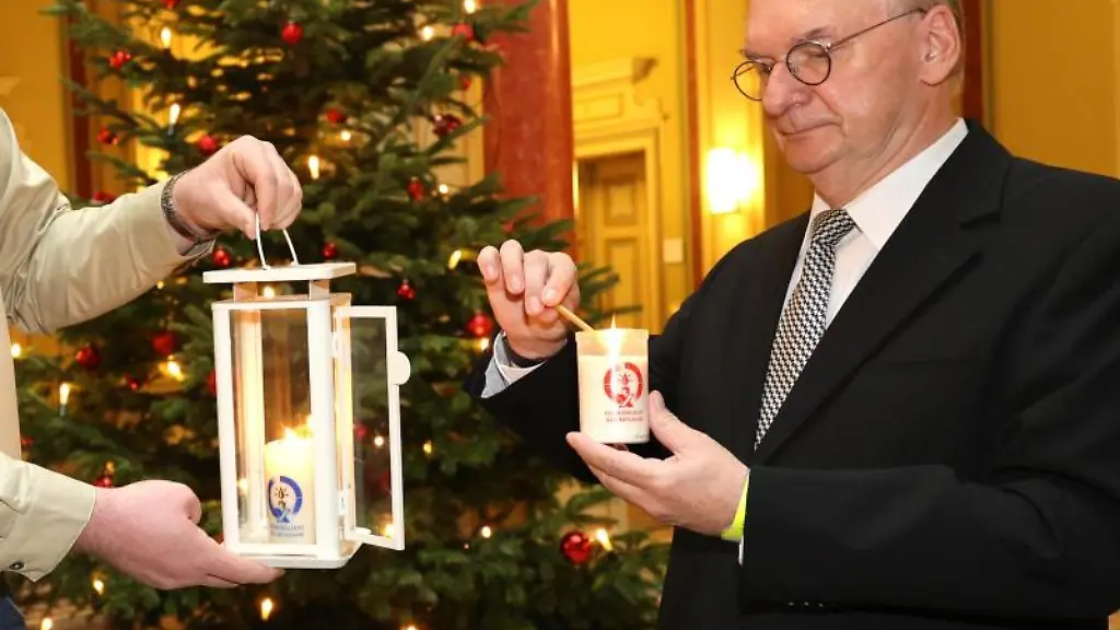 Sachsen-Anhalts-Ministerpraesident-Reiner-Haseloff-empfaengt-das-Friedenslicht
