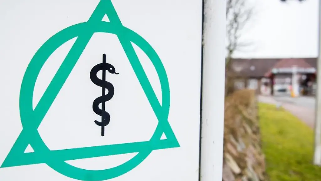 Ein-Schild-mit-dem-Asklepios-Logo