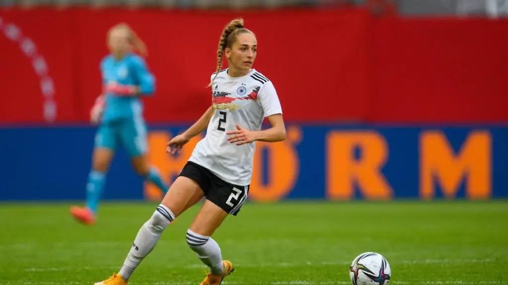 Deutschlands-Sophia-Kleinherne-spielt-den-Ball