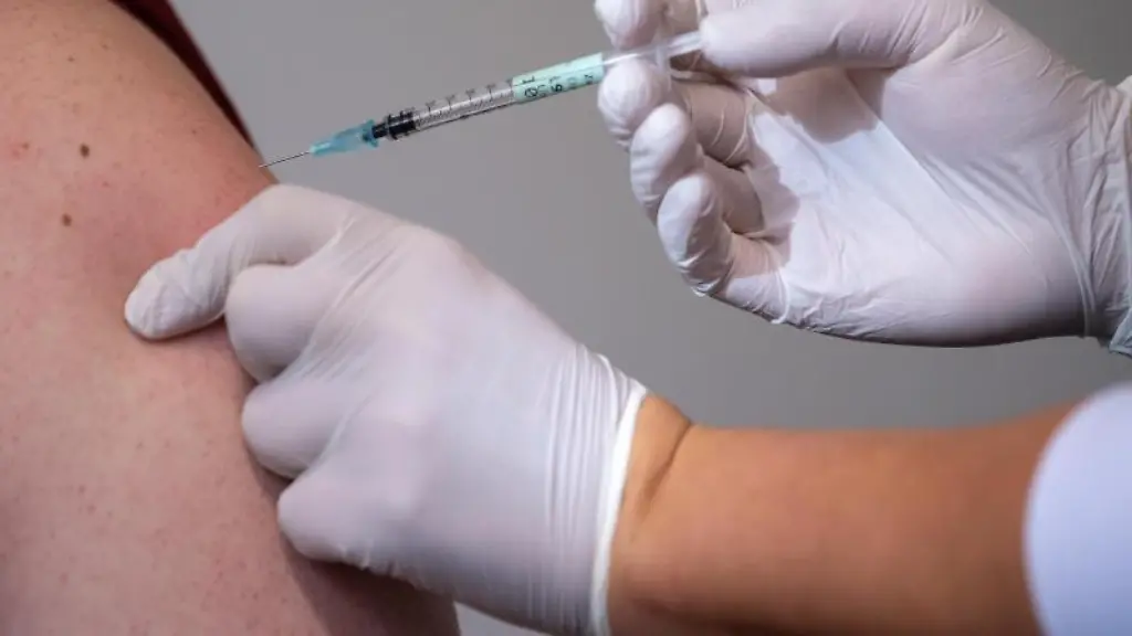 Eine-Mitarbeiterin-eines-Impfzentrums-impft-einen-Mann-gegen-Corona