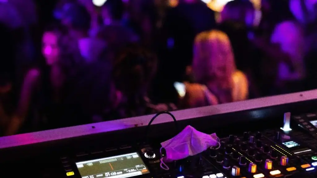 Eine-Maske-liegt-in-einem-Club-auf-dem-Mischpult