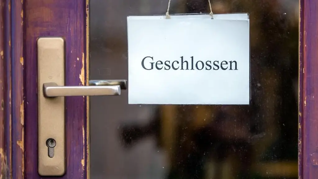 Ein-Schild-mit-der-Aufschrift-Geschlossen-haengt-an-einer-Tuer