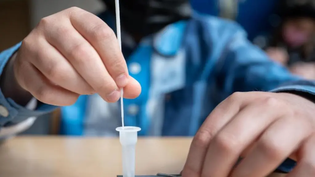 Ein-Schueler-macht-einen-Corona-Schnelltest