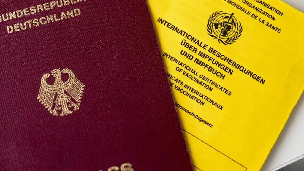 Ein-deutscher-Reisepass-l-liegt-neben-einem-Impfbuch