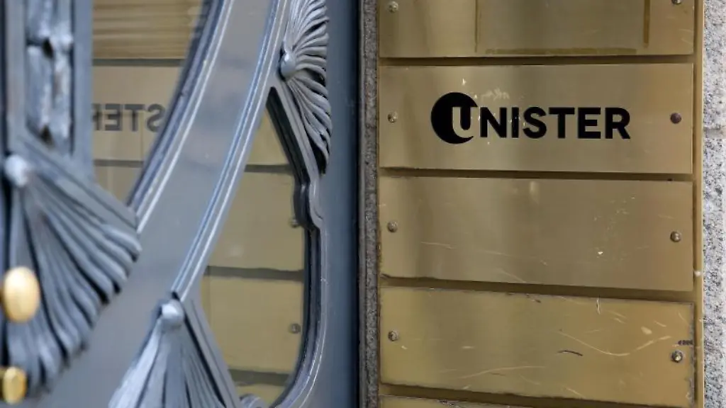 Das-Firmenschild-von-Unister-haengt-neben-der-Eingangstuer-zum-Firmensitz-in-Leipzig