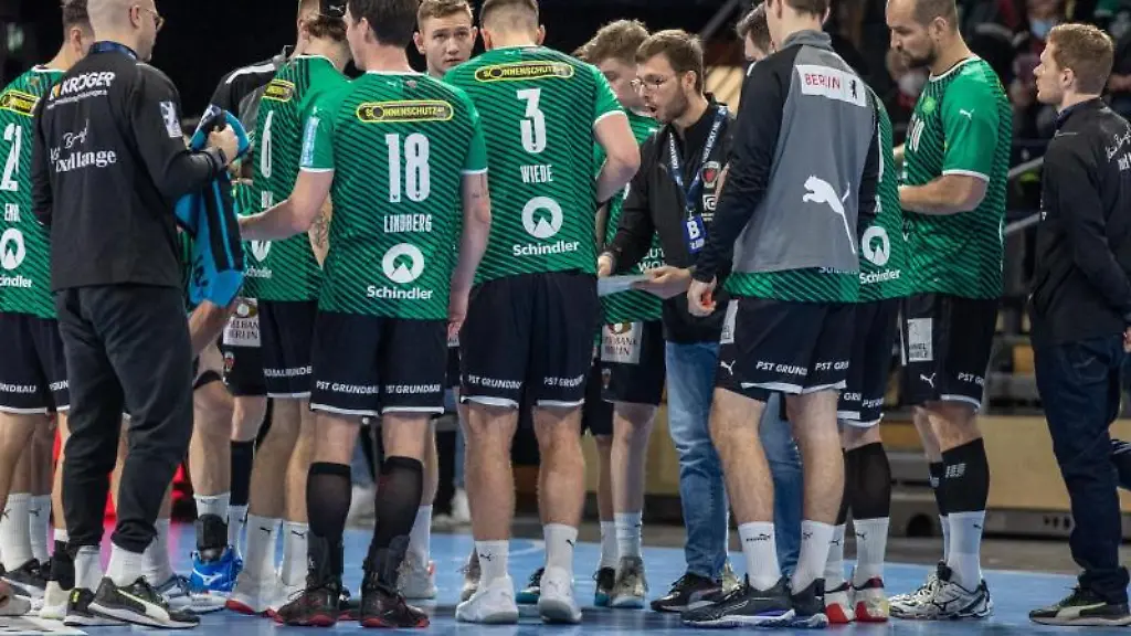 Berlins-Trainer-Jaron-Siewert-4-v-r-bespricht-sich-in-einer-Auszeit-mit-seinen-Spielern