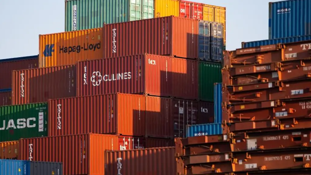 Dutzende-Frachtcontainer-stehen-aufgestapeltn