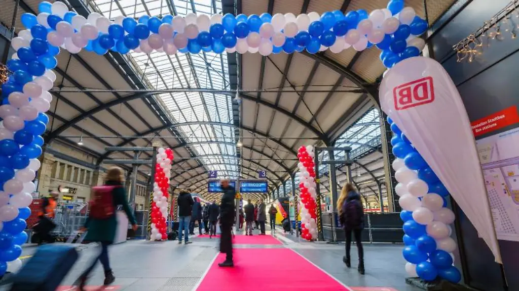 Anlaesslich-der-Wiederinbetriebnahme-der-Haupttrasse-wurde-ein-roter-Teppich-ausgerollt