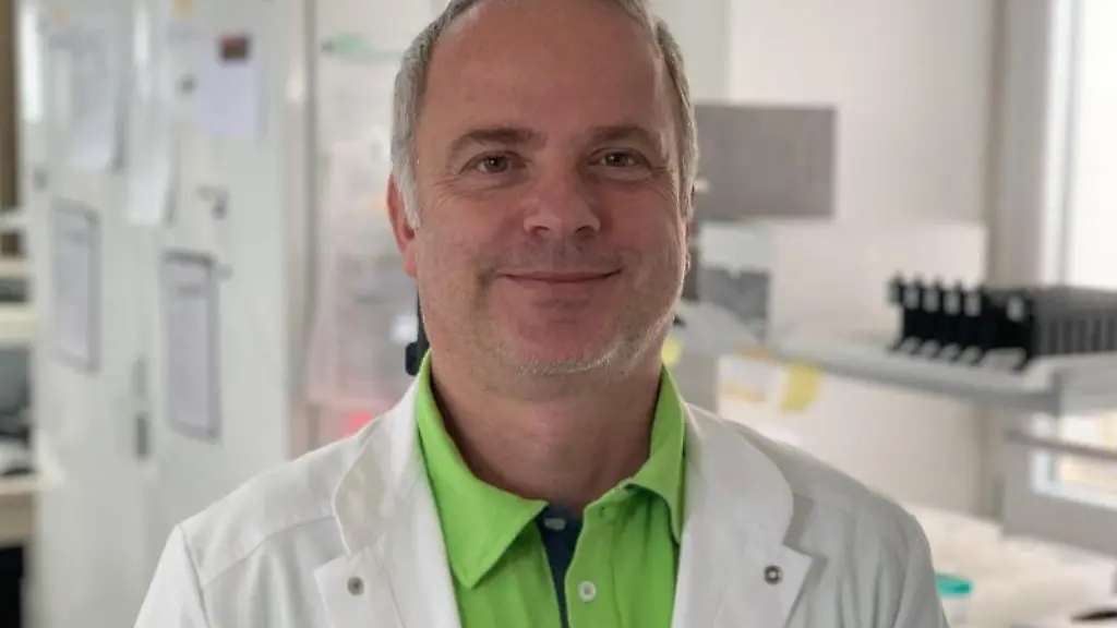 Virologe-Martin-Stuermer-steht-in-seinem-Labor