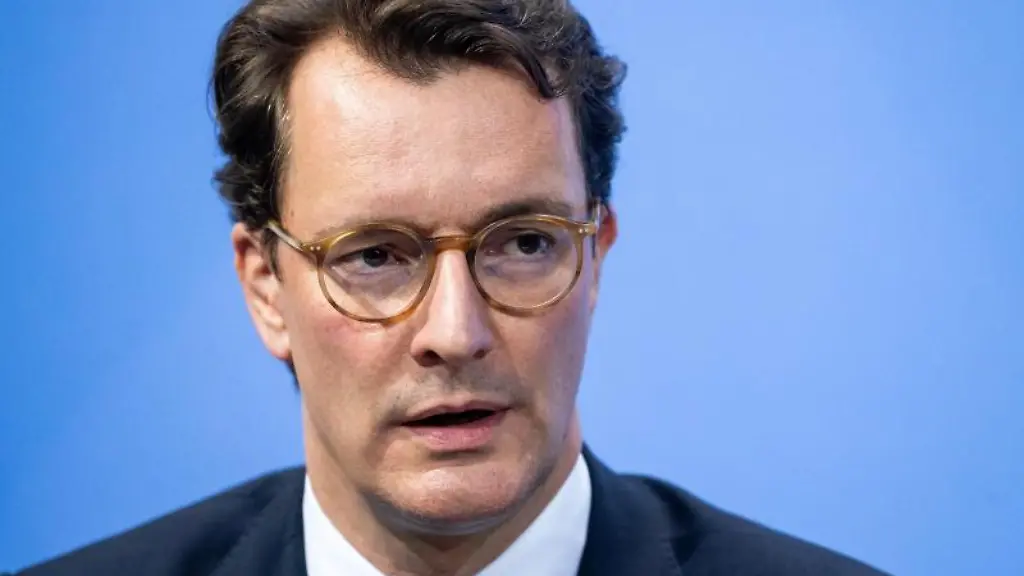 Hendrik-Wuest-CDU-Ministerpraesident-von-Nordrhein-Westfalen-spricht