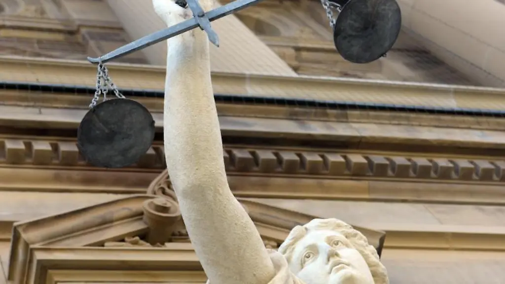 Eine-Satue-der-Goettin-Justitia