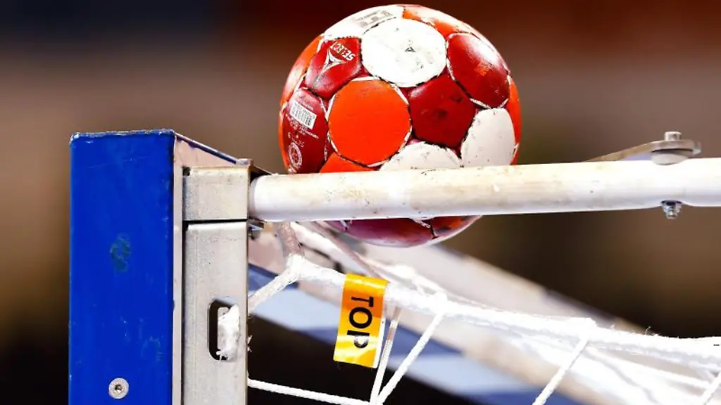 Ein-Handball-liegt-auf-einem-Tor