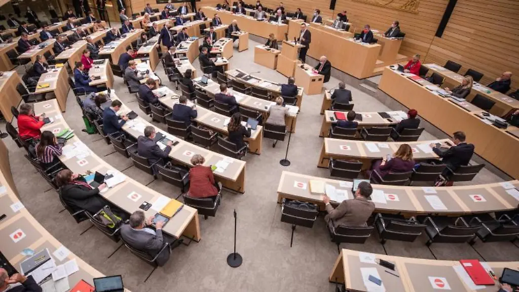 Der-Landtag-von-Baden-Wuerttemberg-bei-einer-Sitzung-im-Plenarsaal